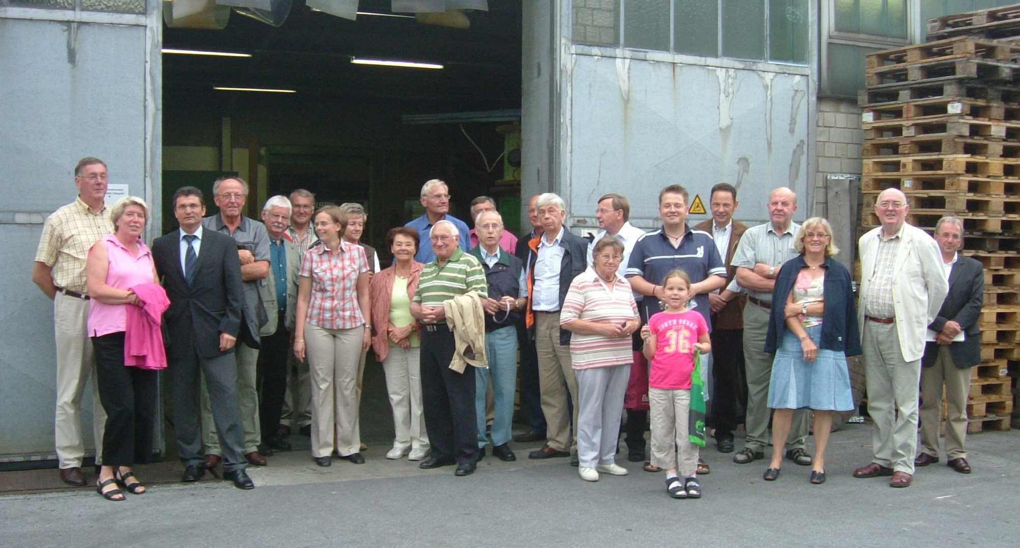 Besuchergruppe vor dem Werkstor