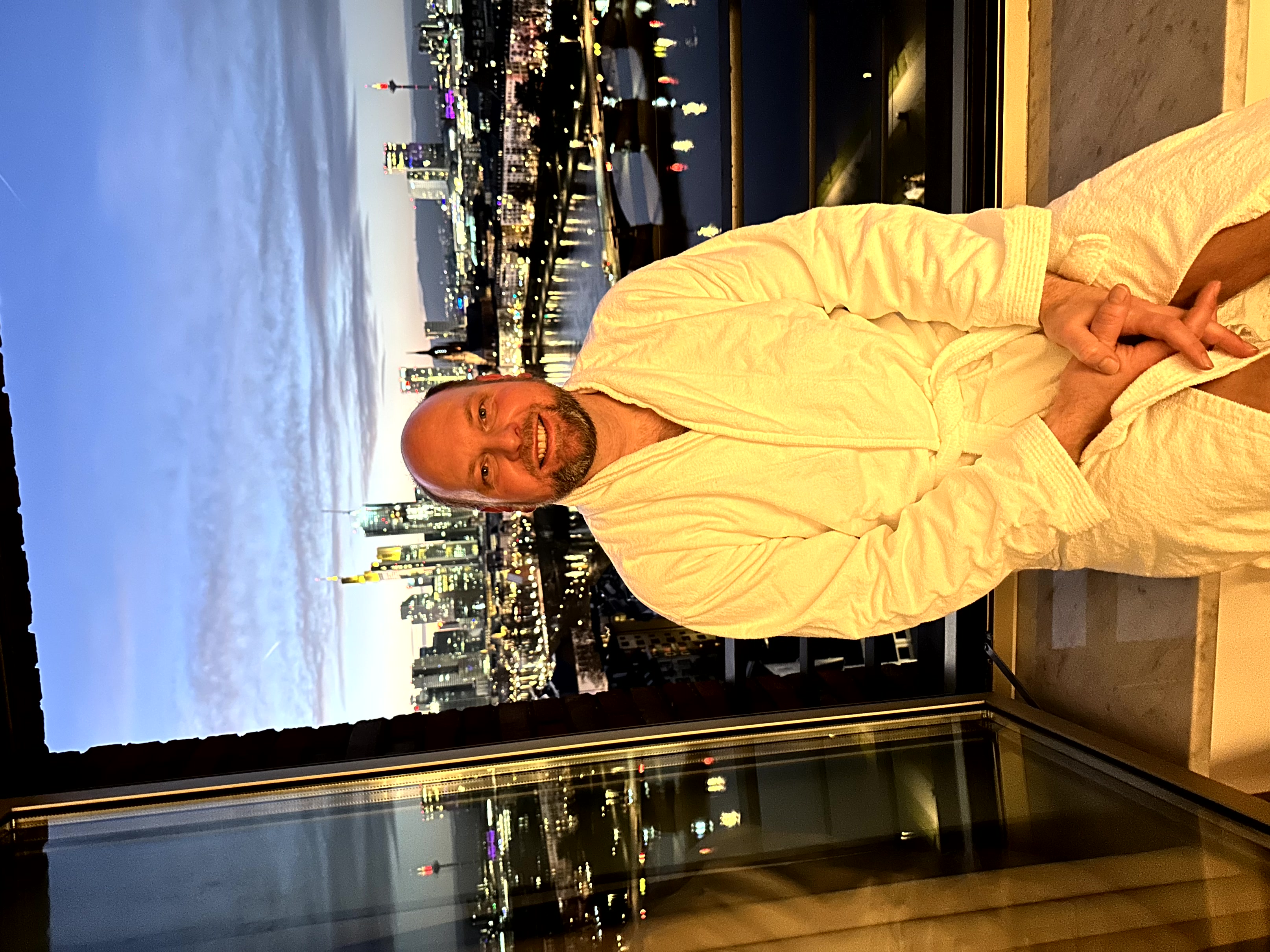 Hotelzimmer mit Skylineblick am Abend