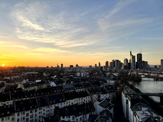 Skyline und Sonnenuntergang über dem Main