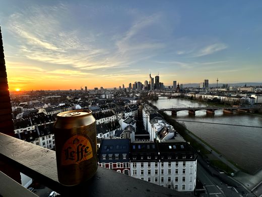 Skyline und Sonnenuntergang über dem Main