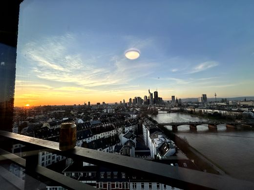 Skyline und Sonnenuntergang über dem Main