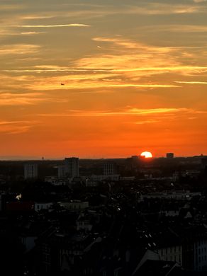 Skyline und Sonnenuntergang über dem Main