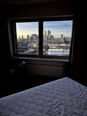 Skyline und Sonnenuntergang über dem Main