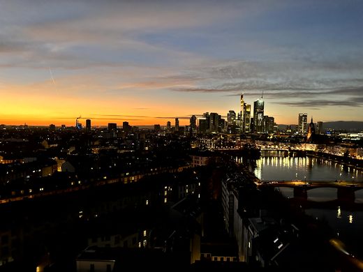 Skyline und Sonnenuntergang über dem Main