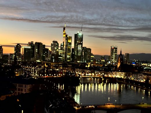 Skyline und Sonnenuntergang über dem Main