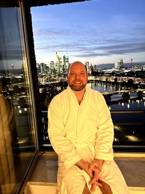 Hotelzimmer mit Skylineblick am Abend