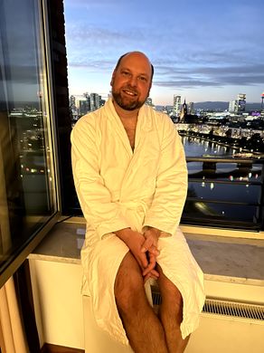 Hotelzimmer mit Skylineblick am Abend