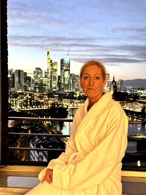 Hotelzimmer mit Skylineblick am Abend