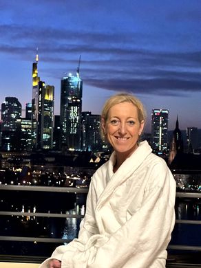Hotelzimmer mit Skylineblick am Abend