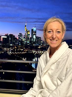 Hotelzimmer mit Skylineblick am Abend