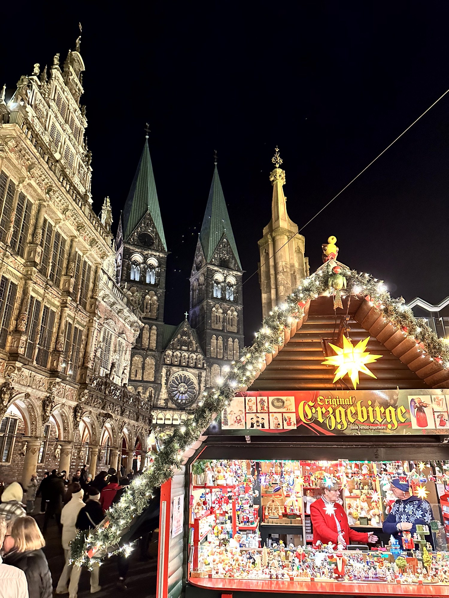 Weihnachtsmarkt am Abend in Bremen