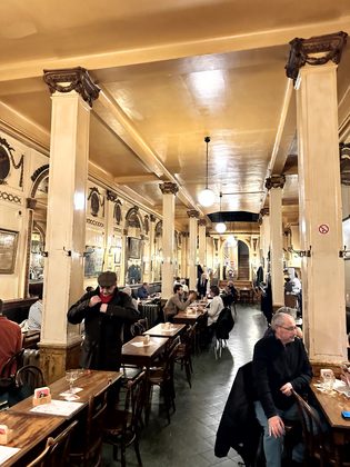 Erster Abend: Bar, Essen und Gassen