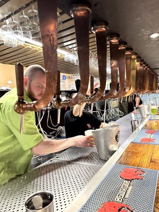 Erster Abend: Bar, Essen und Gassen