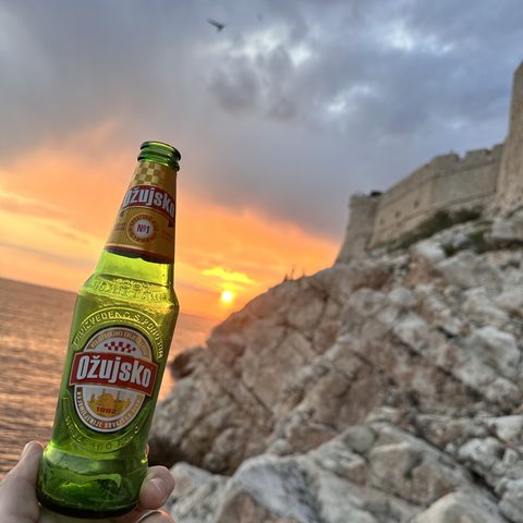 Sonnenuntergang an den Felsen unterhalb der Stadtmauer