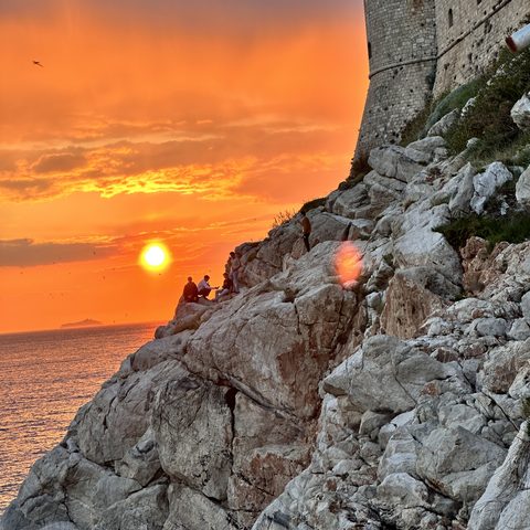 Sonnenuntergang an den Felsen unterhalb der Stadtmauer