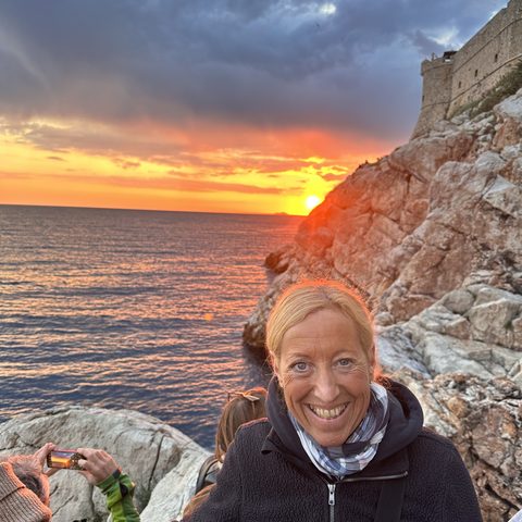 Sonnenuntergang an den Felsen unterhalb der Stadtmauer