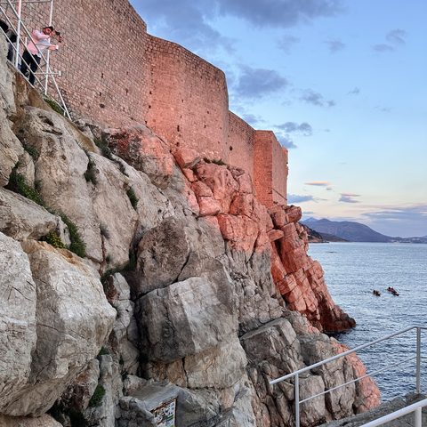 Sonnenuntergang an den Felsen unterhalb der Stadtmauer
