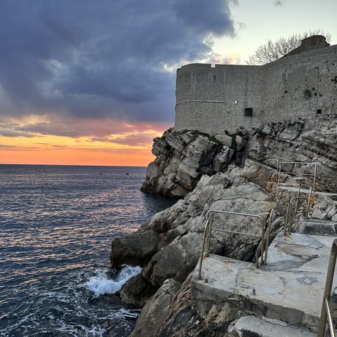 Sonnenuntergang an den Felsen unterhalb der Stadtmauer