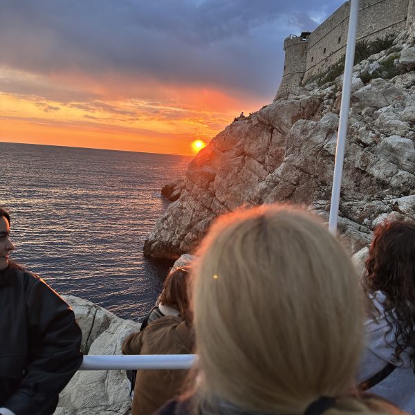Sonnenuntergang an den Felsen unterhalb der Stadtmauer