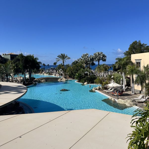 Morgen im Resort und Frühstück
