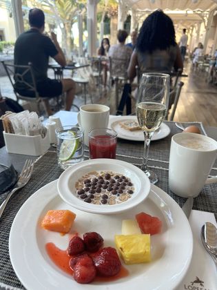 Morgen im Resort und Frühstück