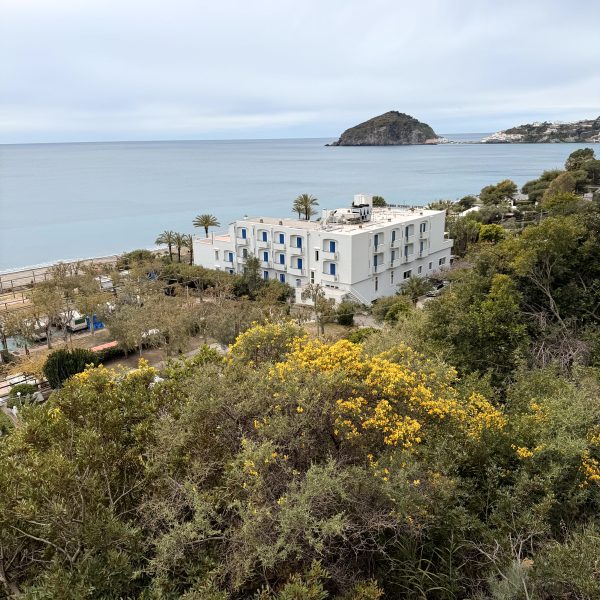 Ankommen auf Ischia und Fahrt zum Maronti Beach