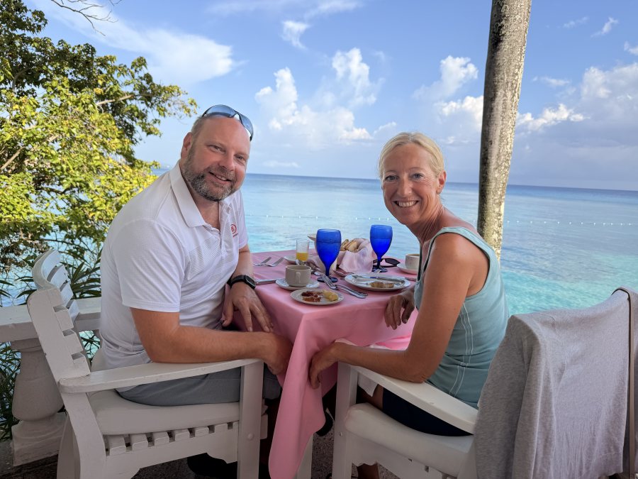 Frühstück direkt über dem Meer