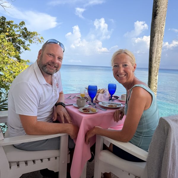 Frühstück direkt über dem Meer