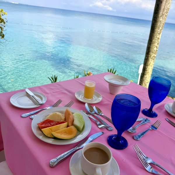 Frühstück direkt über dem Meer