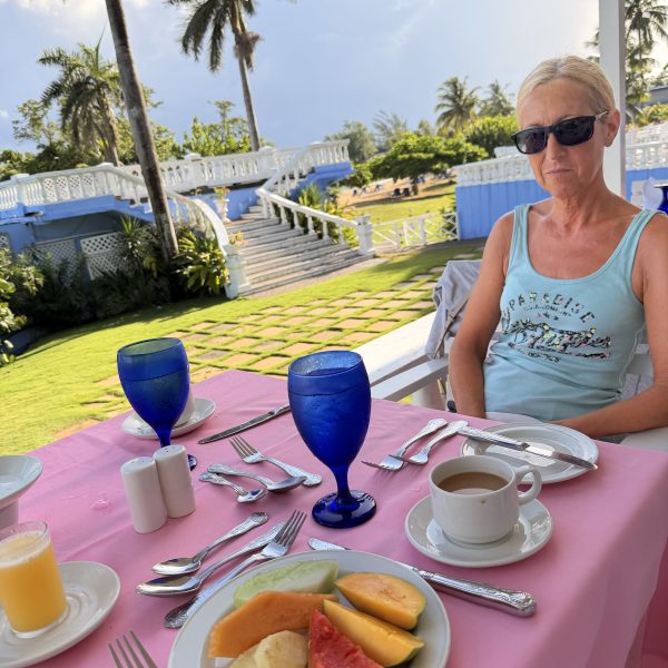 Frühstück direkt über dem Meer