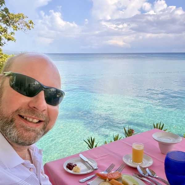 Frühstück direkt über dem Meer