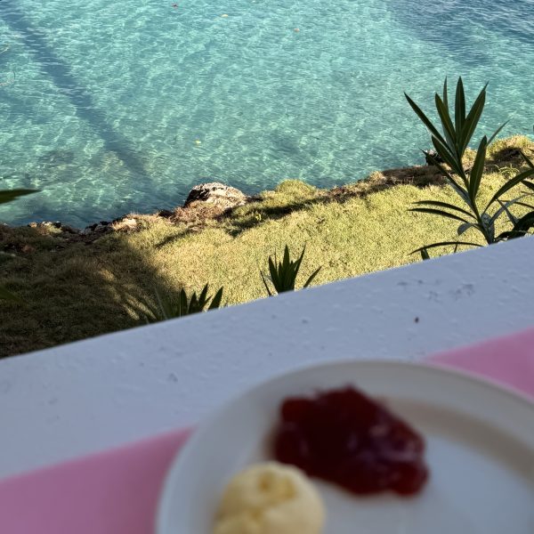 Frühstück direkt über dem Meer