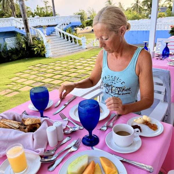 Frühstück direkt über dem Meer