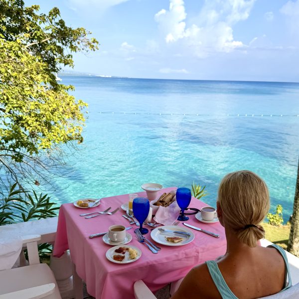 Frühstück direkt über dem Meer