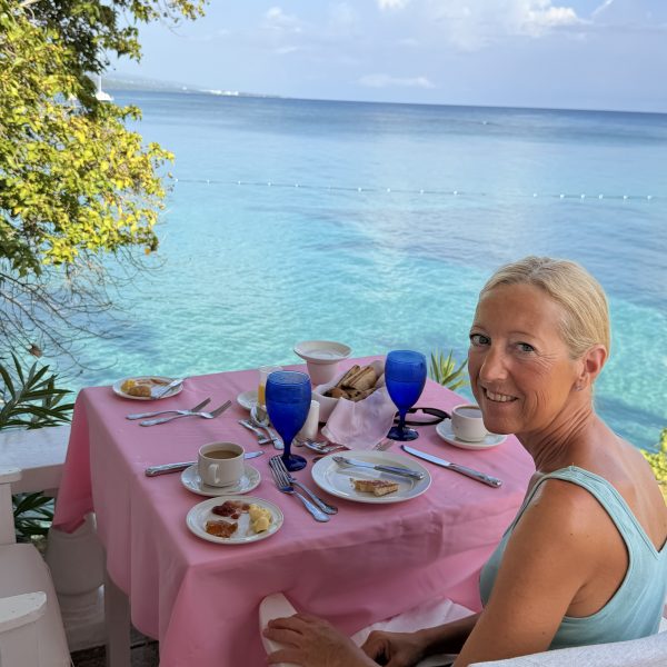 Frühstück direkt über dem Meer