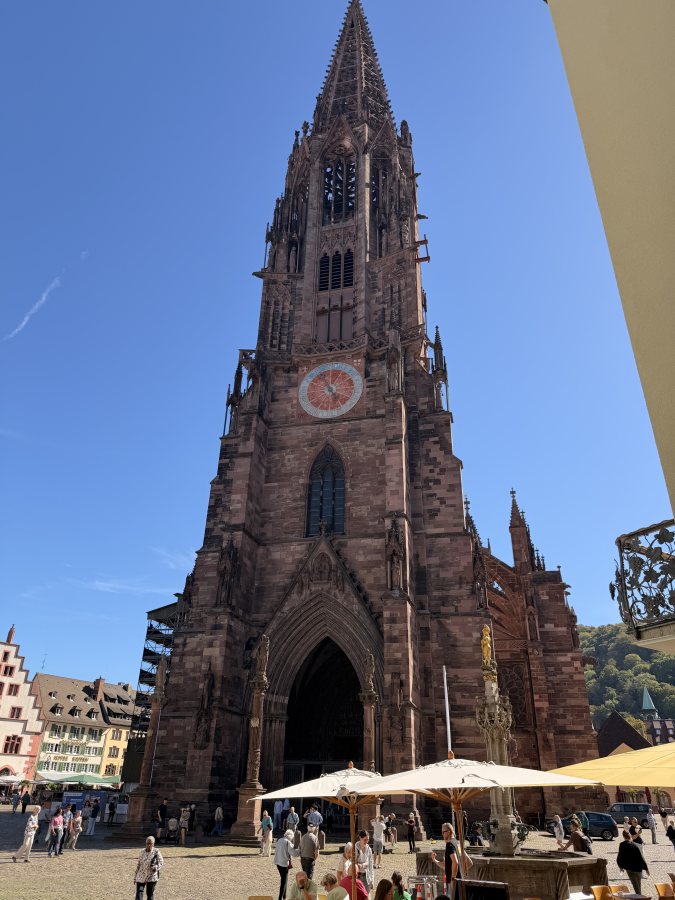 Frühstück und eine Stunde in Freiburg