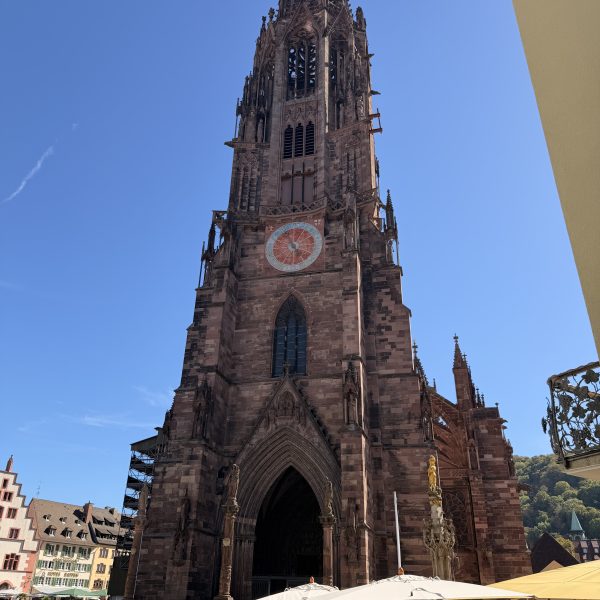 Frühstück und eine Stunde in Freiburg