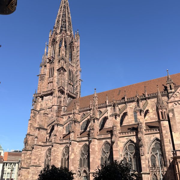 Frühstück und eine Stunde in Freiburg