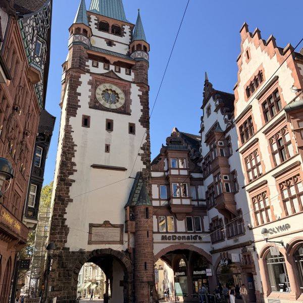 Frühstück und eine Stunde in Freiburg