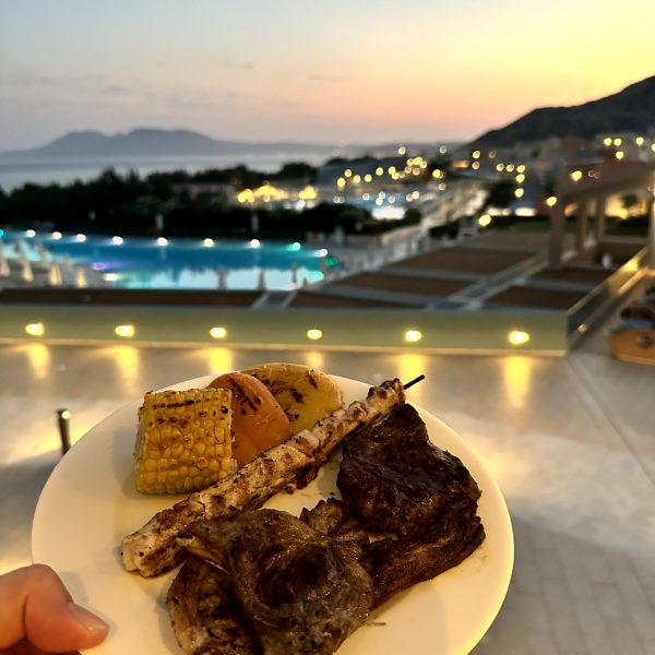 Abendessen und Nachtstimmung im Resort