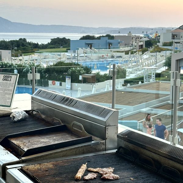 Abendessen und Nachtstimmung im Resort