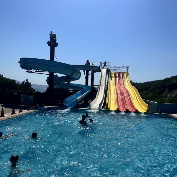 Resorttag, Pool und Wasserrutschen