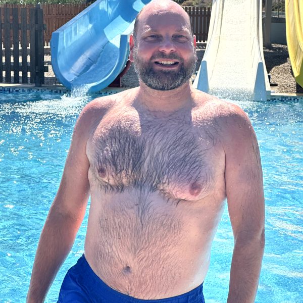 Resorttag, Pool und Wasserrutschen