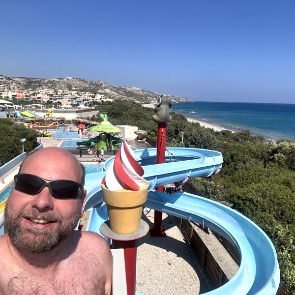 Resorttag, Pool und Wasserrutschen