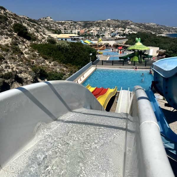 Resorttag, Pool und Wasserrutschen