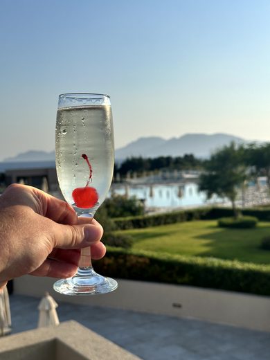 Abendessen und Nachtstimmung im Resort