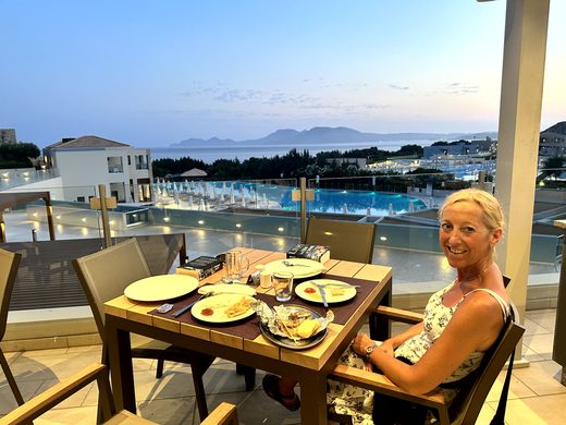 Abendessen und Nachtstimmung im Resort
