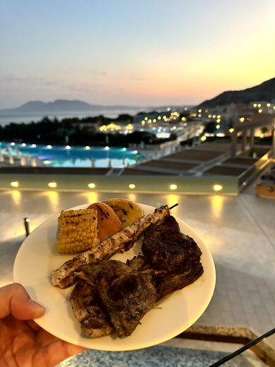 Abendessen und Nachtstimmung im Resort