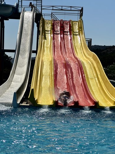 Resorttag, Pool und Wasserrutschen