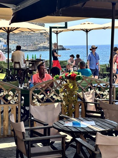 Mandraki: Hafen, Gassen und Taverne